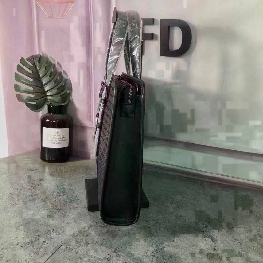 BOTTEGA LAPTOP BAG COPY ONE NEW CAME 
210 dhs🇦🇪🇦🇪

Zain295
♥️♥️♥️