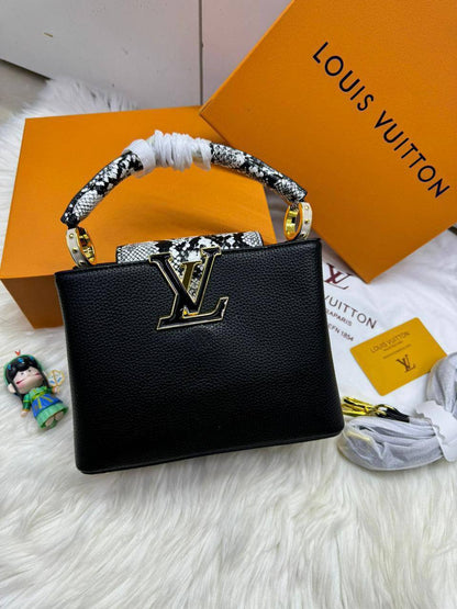 🌹 LV Capitalcines
1️⃣ First Quality +🎁
Size : 21 * 15 cm
100 dhs✅
with box🎁

Zain115
♥️♥️♥️