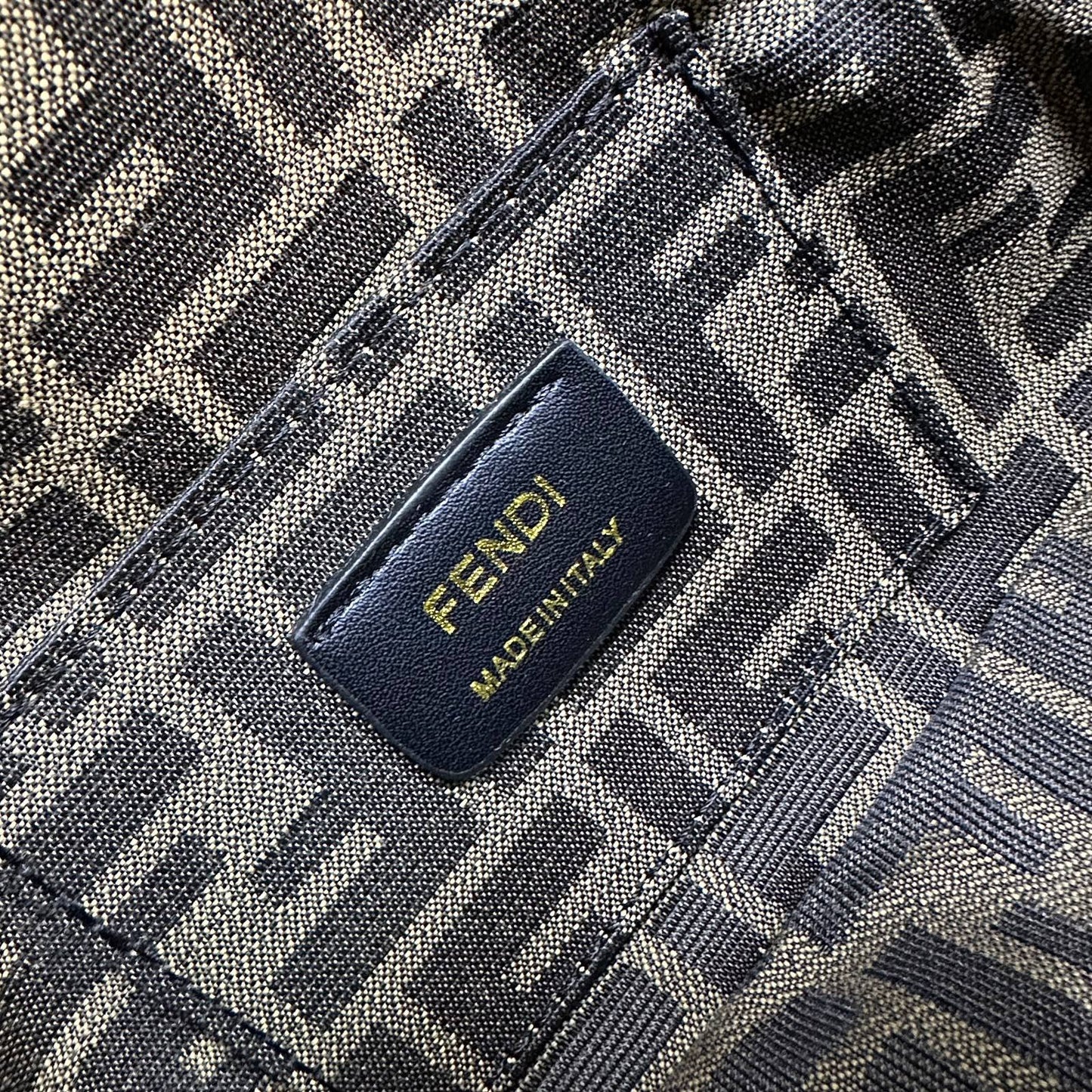 FENDI 
MASTER QUALITY
 WITH BOX 
240 dhs✅

Zain295
♥️♥️♥️