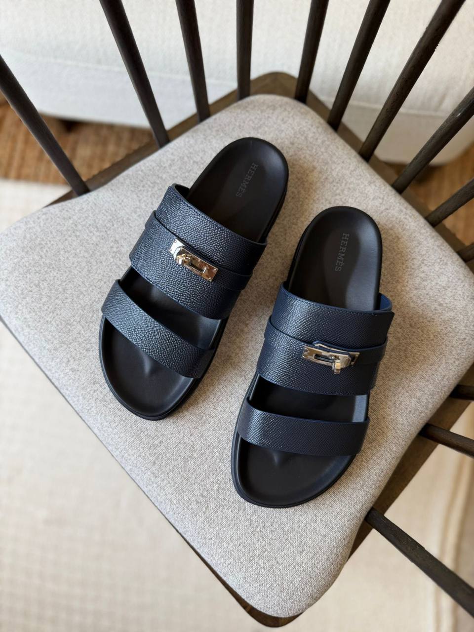 HERMES SLIPPER
*AAA QUALITY*
*size: 40 to 47*
450 dhs✅

Zain185
♥️♥️♥️