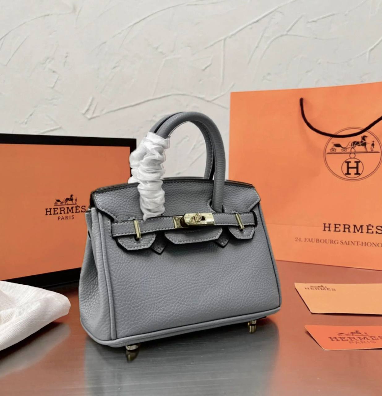 HERMES BIRKIN 

SMALL SIZE 
GOOD QUALITY 
WITH BOX 
🎁🎁🎁

100 dhs🪙💕

Zain39
♥️♥️♥️