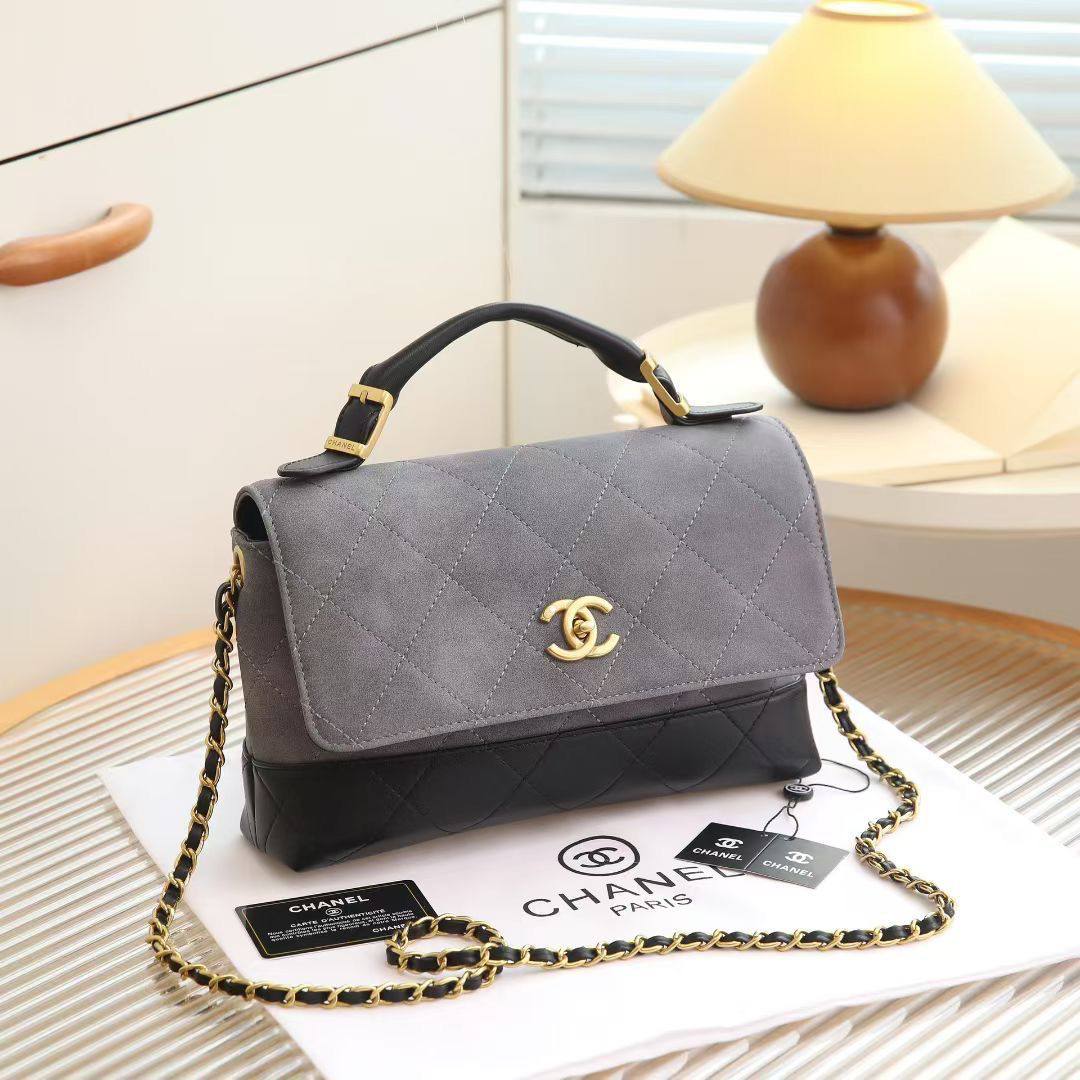 Chanel

with box
🎁🎁🎁

size... 20*13 cm
105 dhs🌺

Zain12
♥️♥️♥️