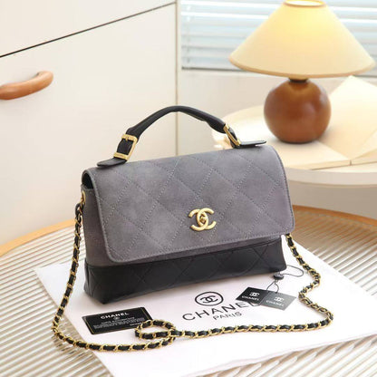 Chanel

with box
🎁🎁🎁

size... 20*13 cm
105 dhs🌺

Zain12
♥️♥️♥️