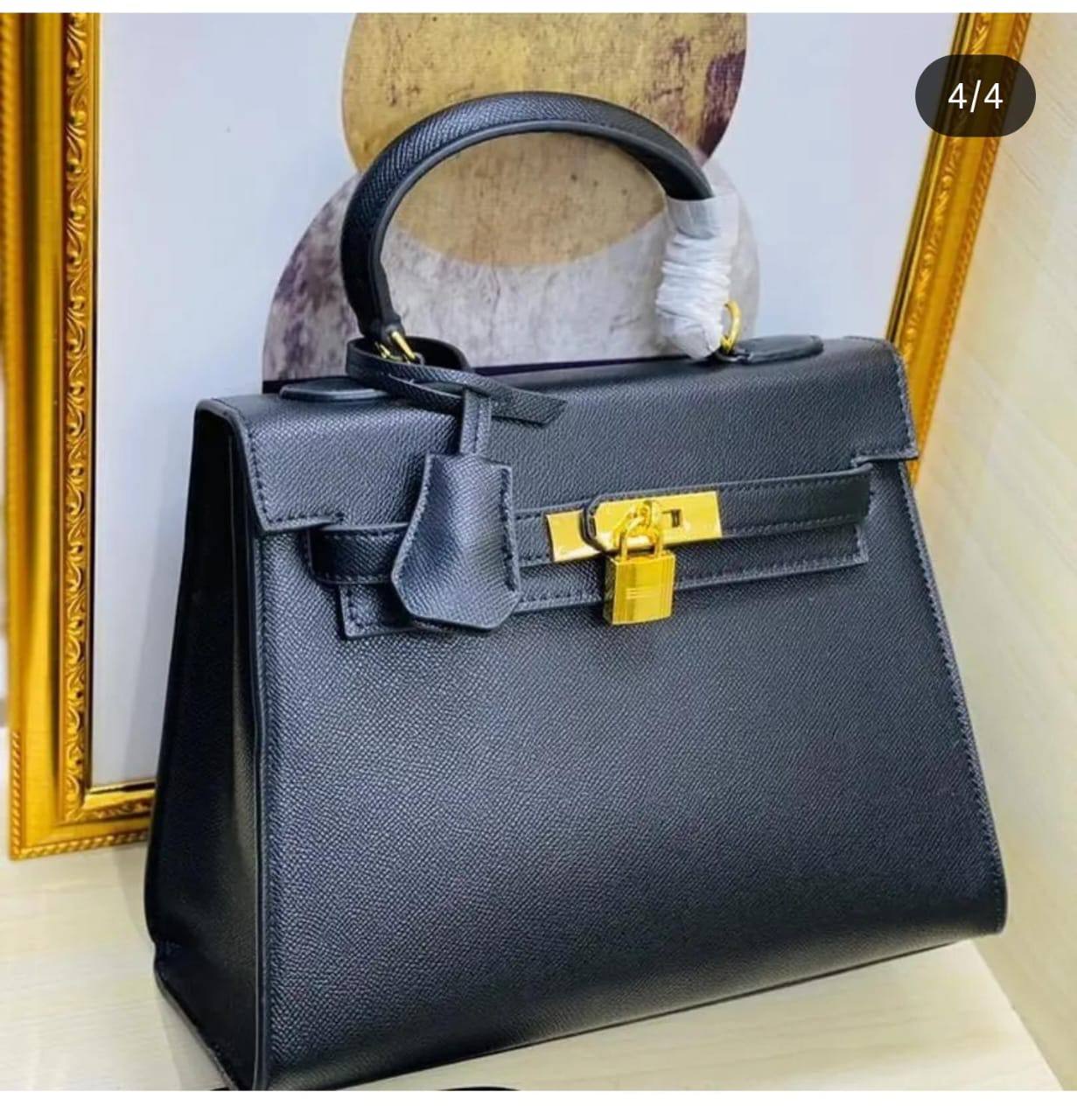 Hermes
GOOD quality 
110 dhs✅
SIZE 25 CM

Zain200
♥️♥️♥️