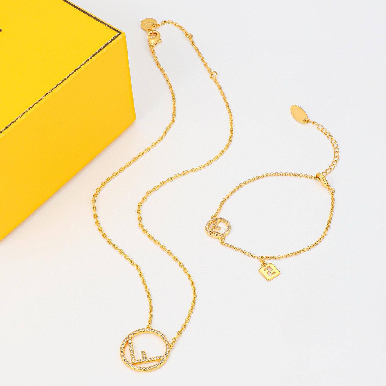FENDI MASTER
SET ✨💫
WITH BOX AND PAPER BAG🛍️🎁
90 DHS✅

Zain89
♥️♥️♥️