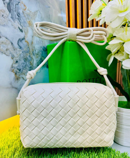 BOTTEGA 

90 dhs🪙💕

with box
🎁🎁🎁

Zain190
♥️♥️♥️