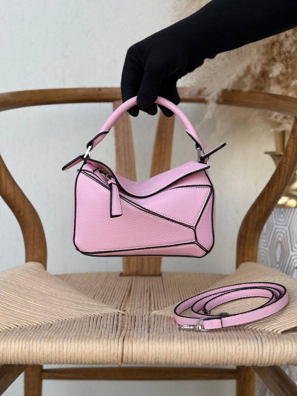 LOEWE
18cm
340 dhs💓
Top quality 
With box🎁

Zain167
♥️♥️♥️