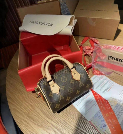 LV
85 dhs👑
size：16cm
Good quality

Zain35
♥️♥️♥️