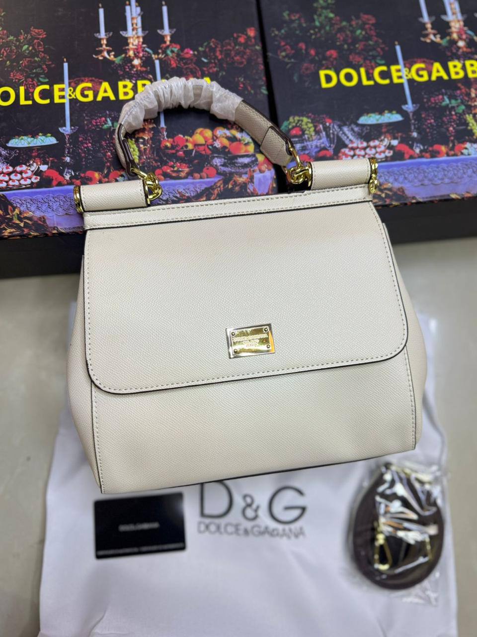 ❤️ Dolce & Gabbana 
1️⃣ First quality +🎁
Size : 25 * 22 * 13 cm
115 dhs💓
with box 🎁

Zain115
♥️♥️♥️