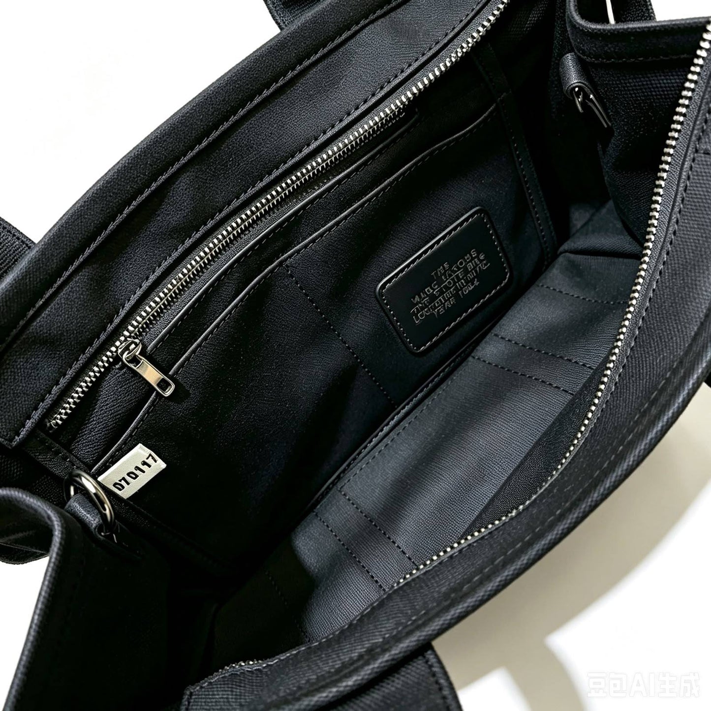MARC JACOBS 
THE TOTE BAG 
GOOD QUALITY
90 dhs✅

Zain295
♥️♥️♥️
