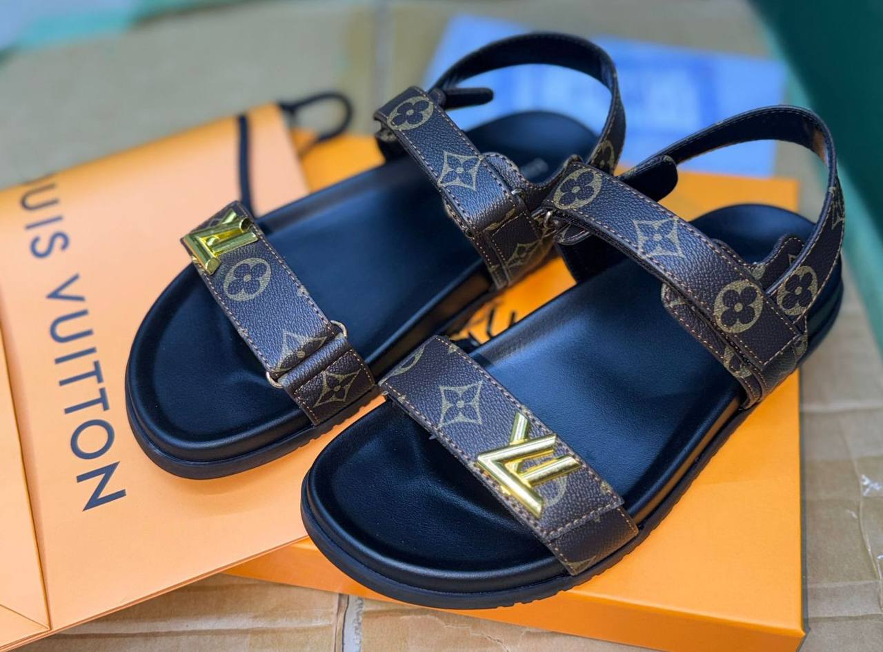 LV Sandal

115 dhs🌺
Size. 36 to 41.

Zain175
♥️♥️♥️