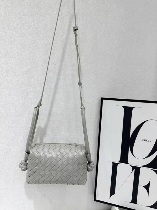 💐 Bottega Veneta Loop
1️⃣ First quality +🎁
Size : 22 * 14 * 11 cm
90 dhs❣️
with box 🎁

Zain115
♥️♥️♥️