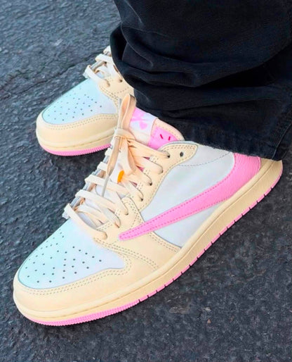 Air jordan 1 low X Travis Scott , 
Size 36 to 46 , 
240 dhs✅

Zain196
♥️♥️♥️