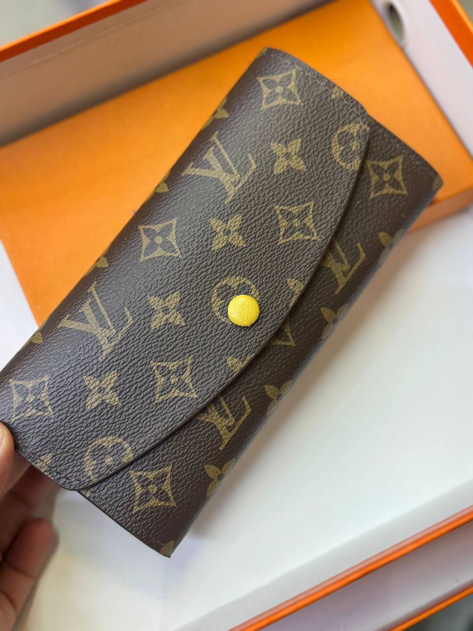 LV Ladies wallet

With box
🎁🎁🎁

40 dhs✅
Good quality

Zain93
♥️♥️♥️