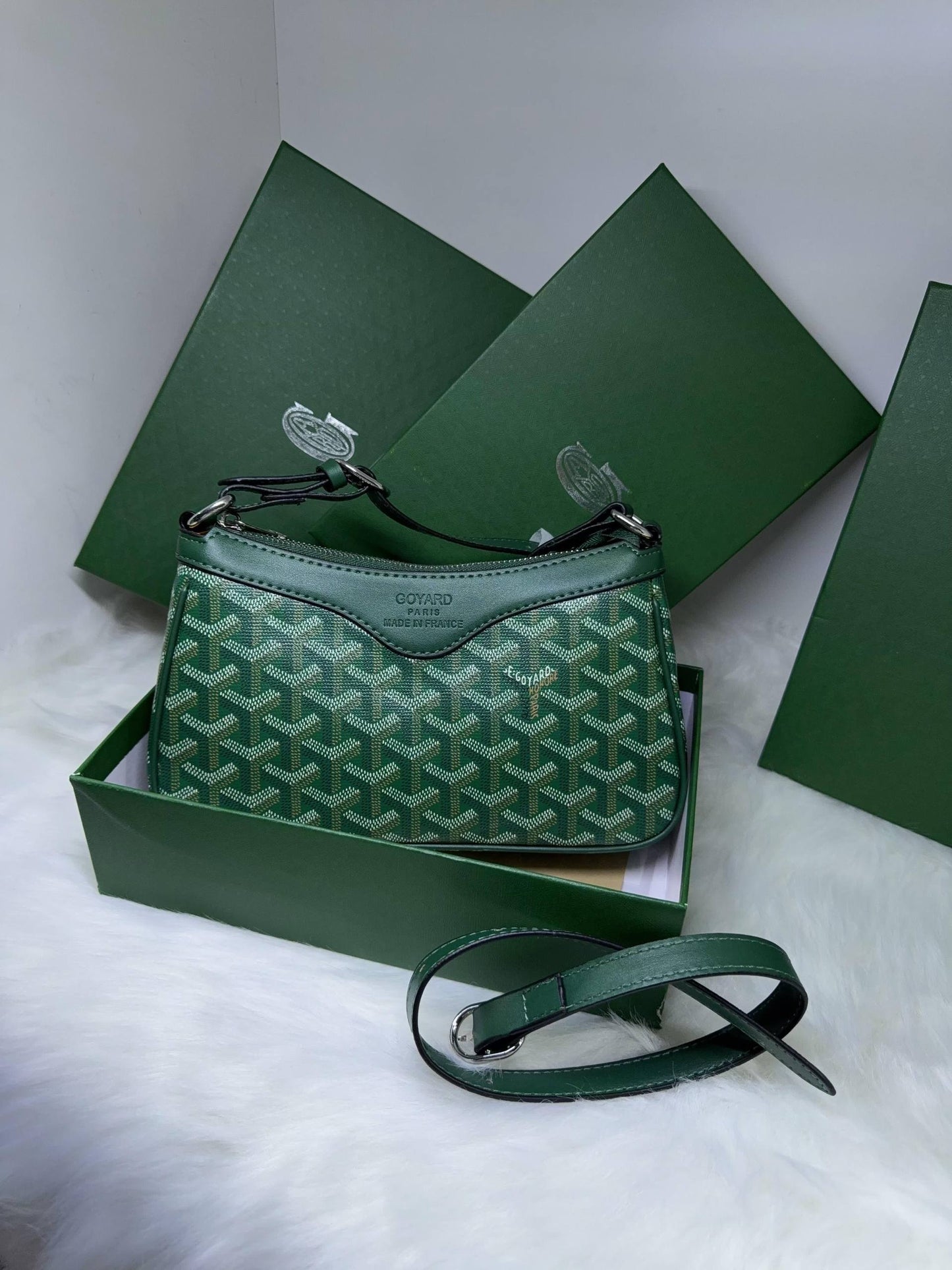 Goyard
✨✨NEW ✨✨
80 dhs🌺

with box
🎁🎁🎁

Zain38