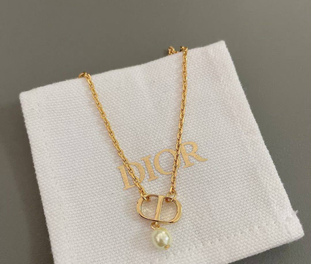 Dior ❤️‍🔥*
Necklace 🦋
Earring ✨
Master quality 💯
With normal boxes 🗃️ 
75 dhs🇦🇪
With master box 📦 
90 dhs🇦🇪

Zain216
♥️♥️♥️