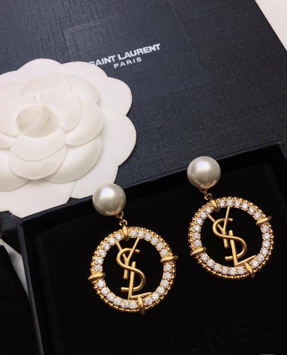 YSL 🦋*
Earring 🔥
Master quality 💯
With normal boxes 🗃️ 
And paper bag 🛍️
45 dhs✅

Zain216
♥️♥️♥️