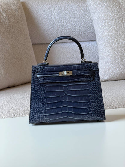Hermes kelly 

25cm💥

Master quality ✅
with box 📦 
700 dhs🇦🇪🇦🇪

Zain52
♥️♥️♥️