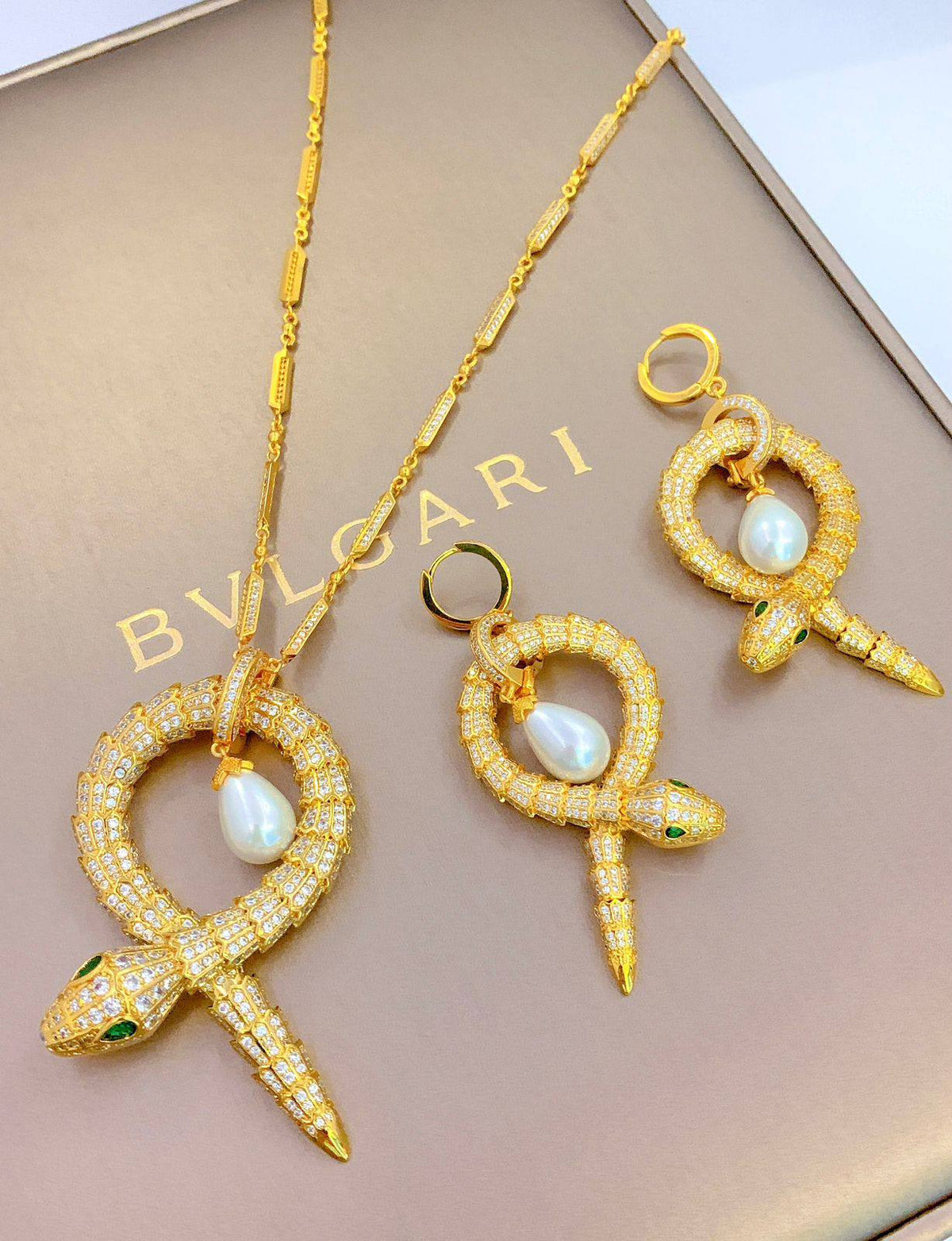 BVLGARI MASTER
SET 💫✨

NECKLACE EARRINGS

380 dhs🇦🇪🇦🇪

WITH BOX AND PAPER BAG🎁🛍️

Zain89
♥️♥️♥️