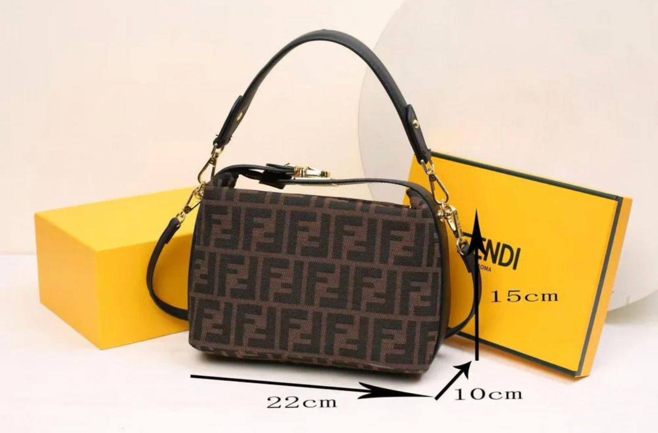 Fendi
90 dhs❣️
SIZE：22cm

Good-quality 

with box🎁🎁🎁

Zain35
♥️♥️♥️
