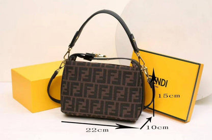 Fendi
90 dhs❣️
SIZE：22cm

Good-quality 

with box🎁🎁🎁

Zain35
♥️♥️♥️