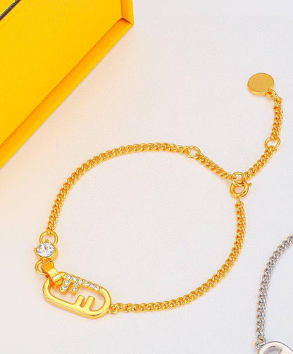 FENDI ❤️‍🔥*
Bracelet 🔥
Master quality 💯
With normal boxes 📦 
45 dhs🪙🌨️
With master box 🗃️ 
65 dhs🪙🌨️

Zain216
♥️♥️♥️