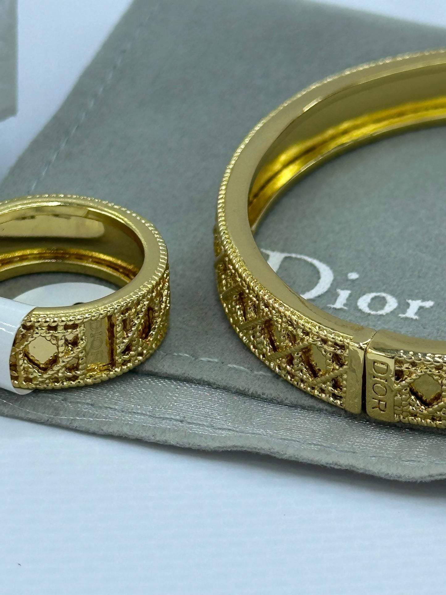 Dior 
Bangle 🔥
Ring 💍 available size👇
6,7,8,9
good quality 💯
With brand boxes 🗃️ 
And paper bag 🛍️
50 dhs✅

With master box 📦 
And paper bag 🛍️
70 dhs✅

Zain216
♥️♥️♥️