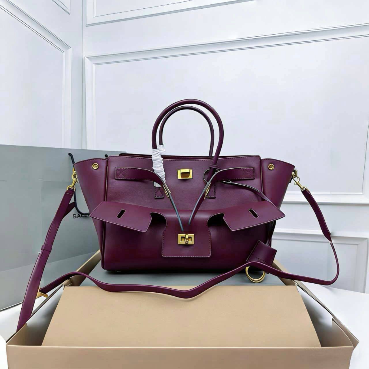 BALENCIAGA

 Bel Air small size copy one 
150 dhs❣️

Zain39
♥️♥️♥️