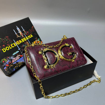 D&G
good quality 

with box 🎁🎁🎁

120 dhs✅

Zain39
♥️♥️♥️