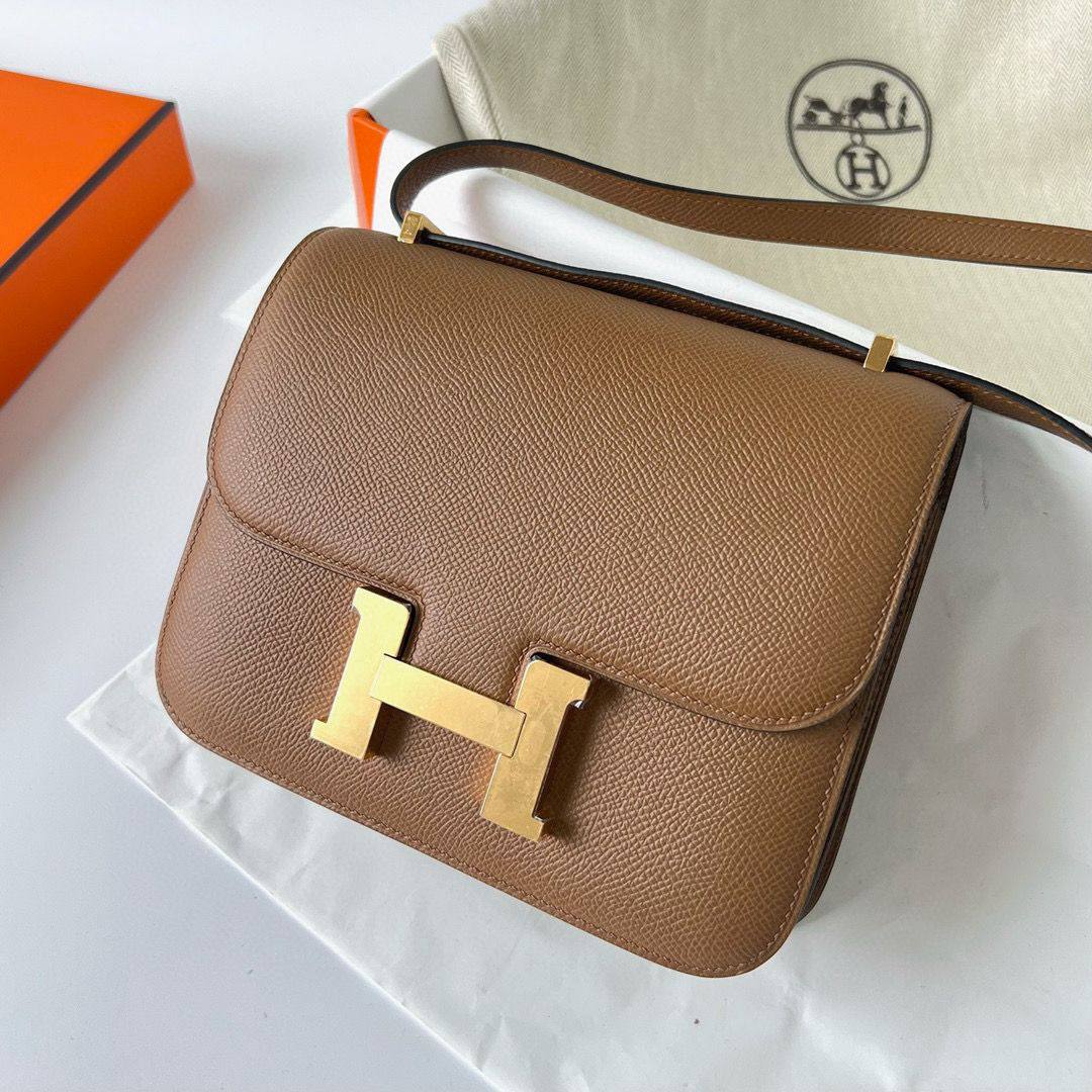 Hermes 
Best quality 

with box’s 
🎁🎁🎁

100 dhs✅
size 23 Cm

Zain290
♥️♥️♥️