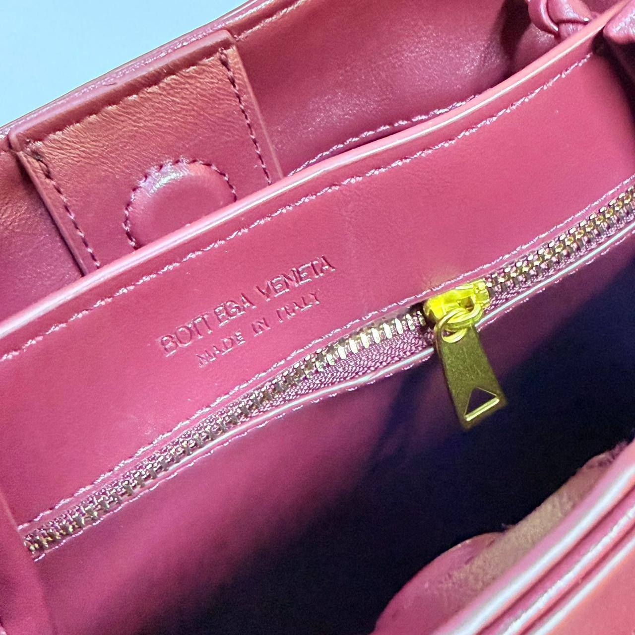BOTTEGA VENETA 
NEW CAME GOOD QUALITY 

WITH BOX  
🎁🎁🎁

115 dhs🪙🖤
SIZE: 25cm

Zain39
♥️♥️♥️