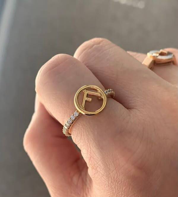 FENDI ❤️‍🔥
Ring 💍 available size👇
6,7,8,9
Master quality 💯
With normal boxes 🗃️ 
45 dhs🇦🇪🇦🇪

With master box 📦 
60 dhs 🇦🇪🇦🇪

Zain216
♥️♥️♥️