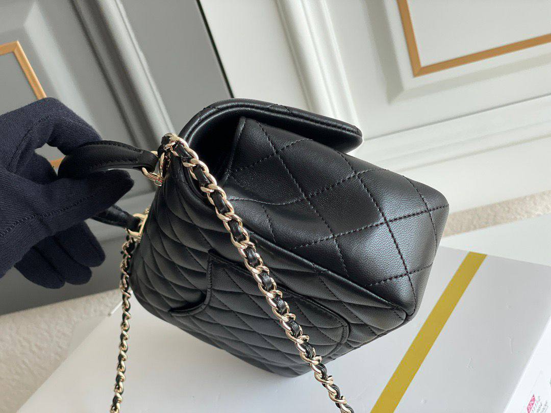 CHANEL 

NEW CAME GOOD QUALITY 

WITH BOX 
🎁🎁🎁

100 dhs💓

Zain39