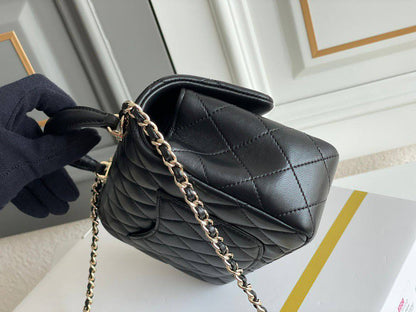 CHANEL 

NEW CAME GOOD QUALITY 

WITH BOX 
🎁🎁🎁

100 dhs💓

Zain39