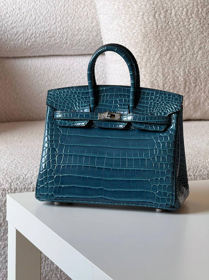 Hermes birkin croc 25cm💕master quality😍


with box❤️
🎁🎁🎁

780 dhs🪙🌨️

Zain52
♥️♥️♥️