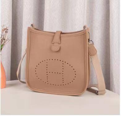 Hermes

90 dhs✅

with box
🎁🎁🎁

size 23cm

Zain26
♥️♥️♥️