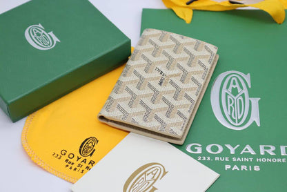Goyard wallet 
55 dhs❣️

With box and paper bag
🎁🎁🎁

Zain33
♥️♥️♥️