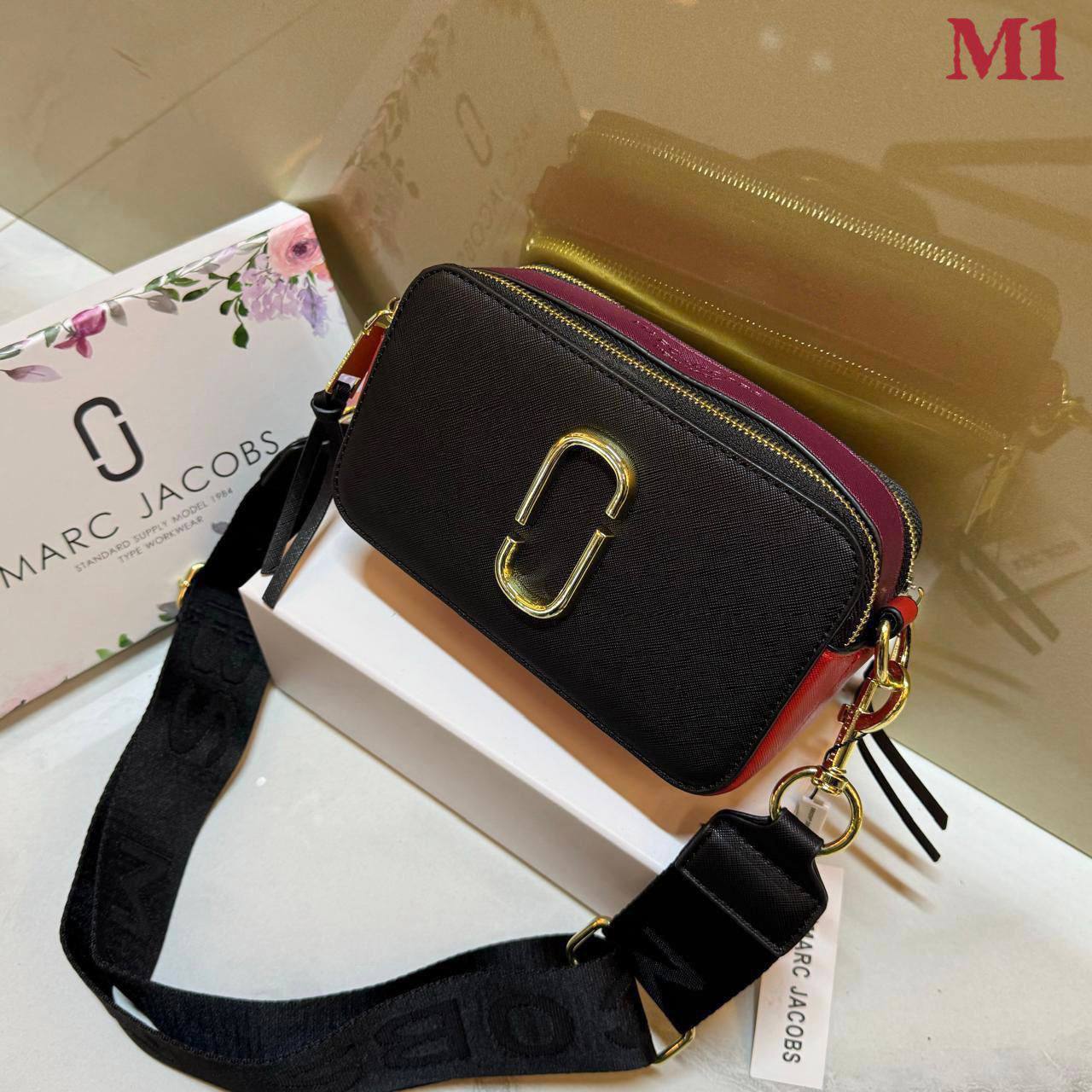 MARC JACOBS 

GOOD QUALITY 

WITH BOX 
🎁🎁🎁

90 dhs🪙🖤

Zain39
♥️♥️♥️