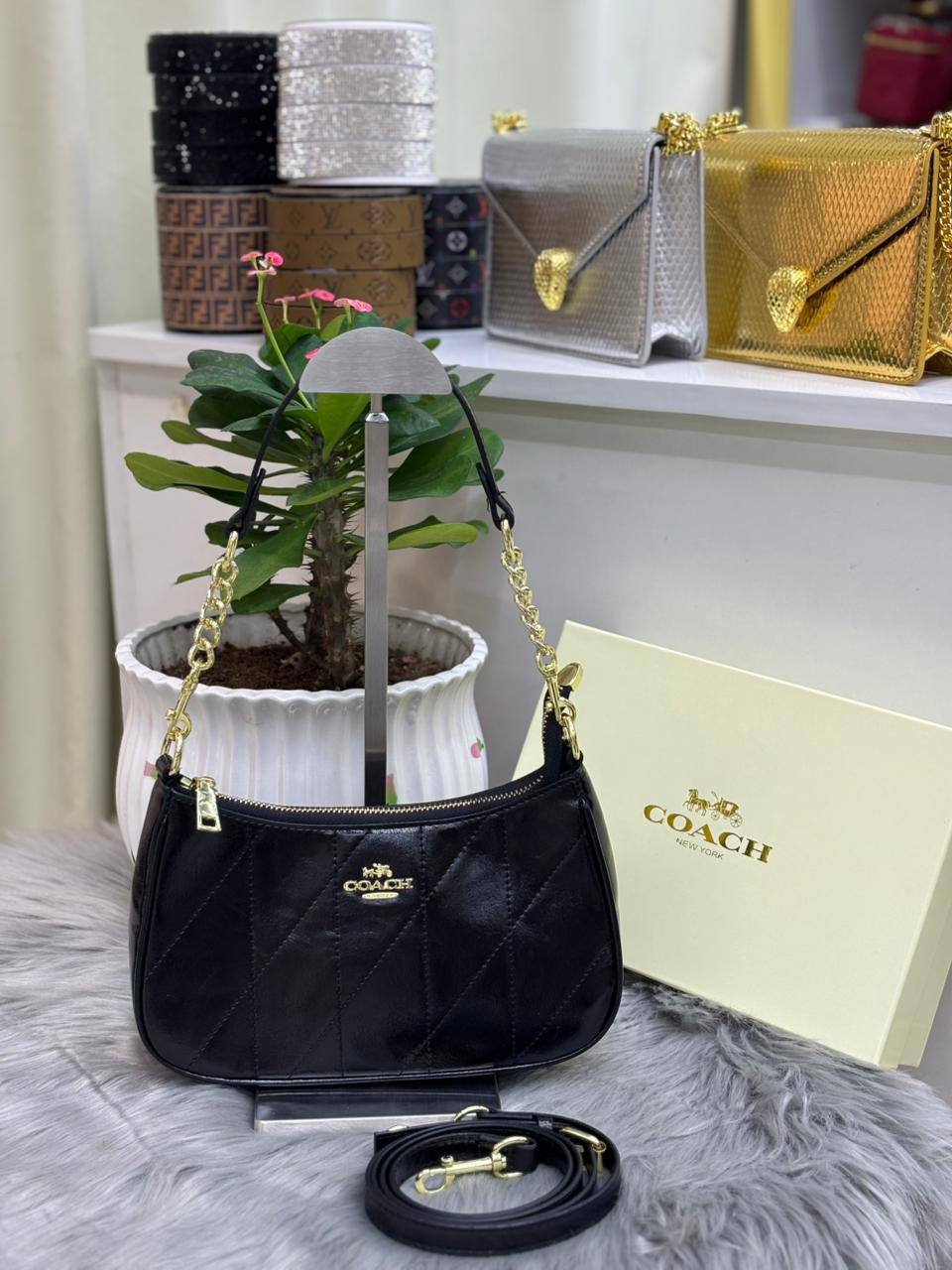 COACH
SIZE  ……… 24 CM 🥰
85 dhs❣️

with BOX🌷

Zain51
♥️♥️♥️