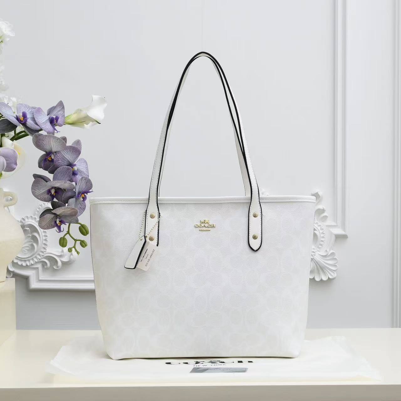 Coach
90 dhs✅
size 38×10×26cm

Zain42
♥️♥️♥️