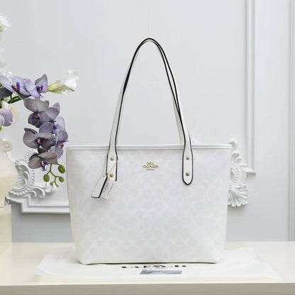 Coach
90 dhs✅
size 38×10×26cm

Zain42
♥️♥️♥️