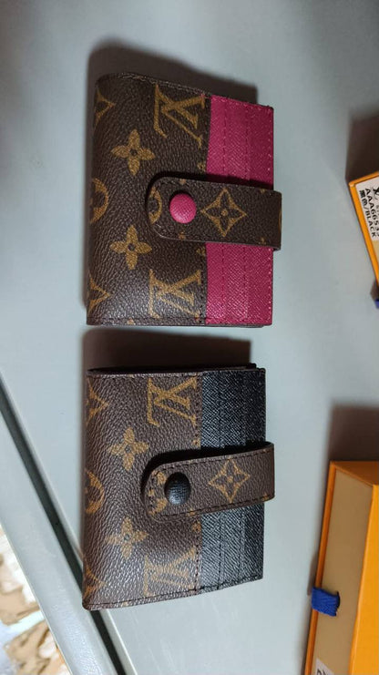 WALLETS AND CARD HOLDERS 
GOOD QUALITY
25 dhs✅

Zain40
♥️♥️♥️