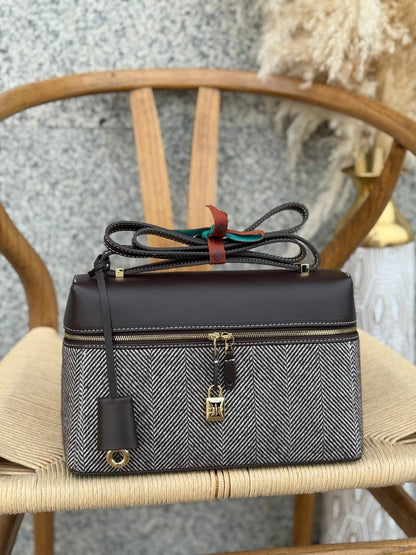 LORO PIANA
27cm
370 dhs🌺
Top quality 
With box🎁

Zain167
♥️♥️♥️