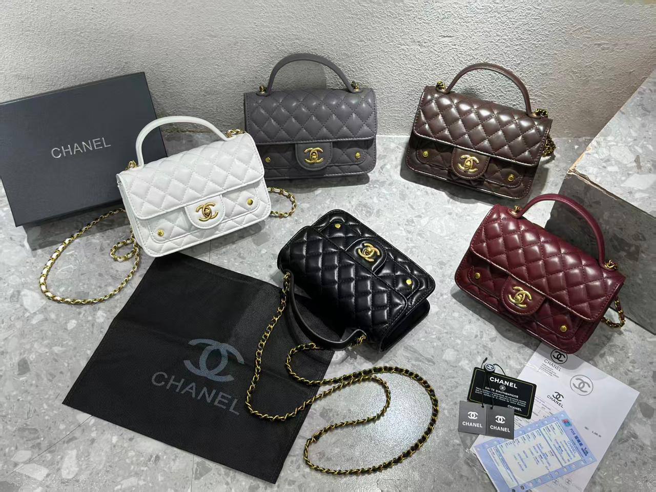 Chanel

with box
🎁🎁🎁

95 dhs🪙🌨️

Zain143
♥️♥️♥️