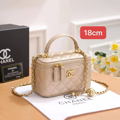 Chanel
19cm makeup box
 inside mirror 
with box 
100 dhs✅

Zain168
♥️♥️♥️