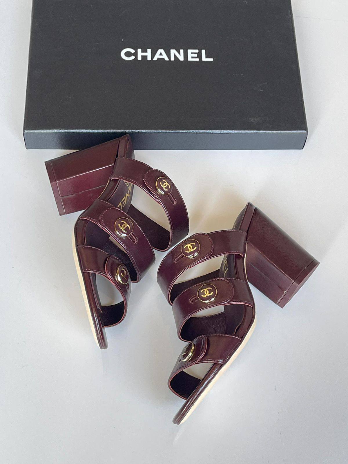 CHANEL 
SuperMaster Quality 💯
450 dhs❣️
Size: 36-41💥

Zain171
♥️♥️♥️