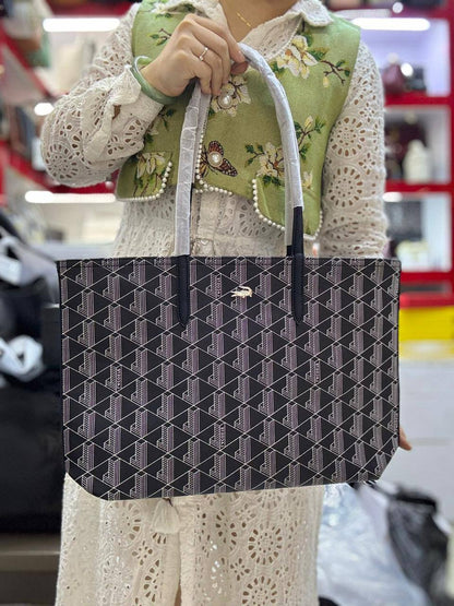 🌟 New LACOSTE 2 in 1 
Double-sided usable bag
1⃣️First quality 
Size: 47 * 29 cm
85 dhs🪙🌨️

Zain115
♥️♥️♥️