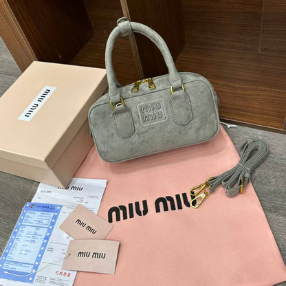 Miu Miu
withbox 
100 dhs🇦🇪🇦🇪

Zain143
♥️♥️♥️