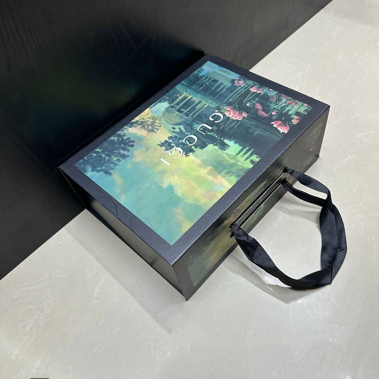 BRAND BOX 
30 dhs✅ with paper bag
30cm 

Zain39
♥️♥️♥️