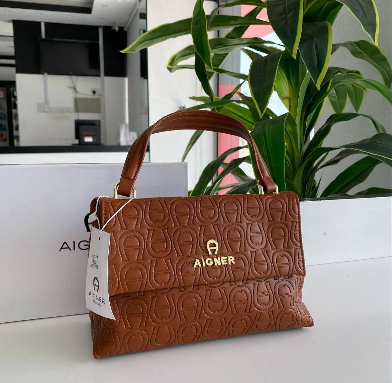 Aigner
95 dhs🪙💚
size：26cm

With box
🎁🎁🎁

Zain35
♥️♥️♥️